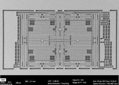 Immagine SEM di un giroscopio triassiale MEMS a modulazione di frequenza. Dispositivo fabbricato da STMicroelectronics