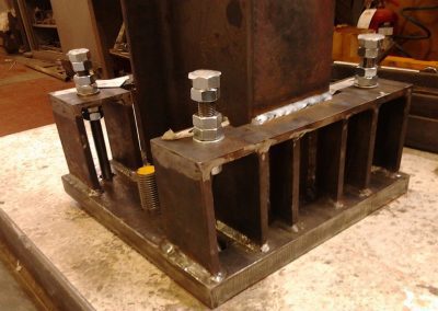 Connessione dissipativa acciaio-calcestruzzo utilizzante ancoranti post-inseriti in edifici sismo-resistenti