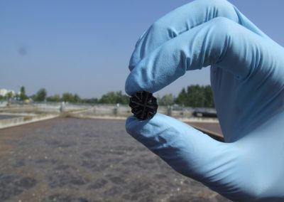 Supporto plastico per biofilm in reattori MBBR (Moving Bed Biofilm Reactor) e processi IFAS (Integrated Fixed-film Activated Sludge)
