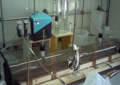 Prova di laboratorio in colonna per lo studio della biodegradazione di inquinanti organici recalcitranti in terreno saturo